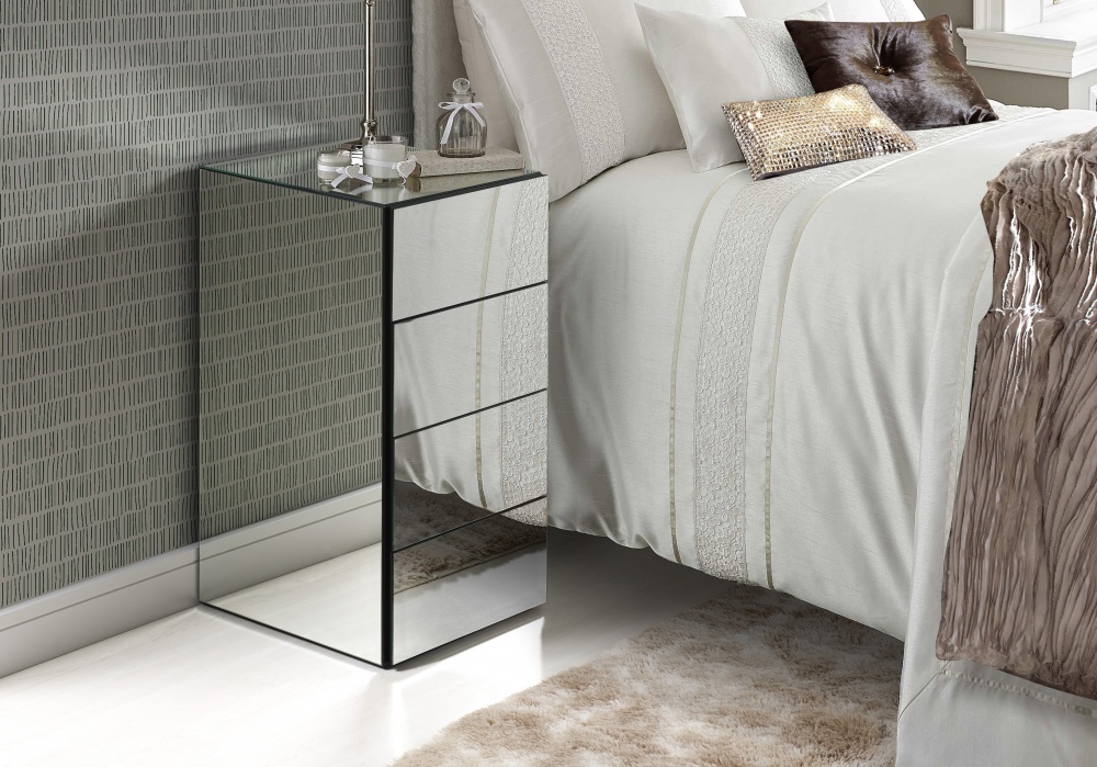 Mesa de Cabeceira Julia 04 Gavetas